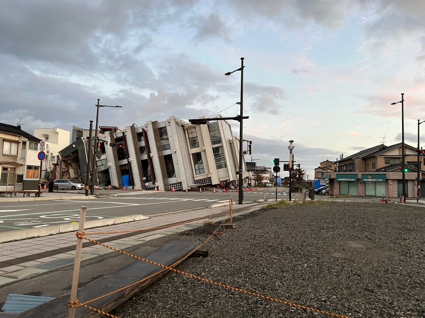 地震により大きく傾いた建物