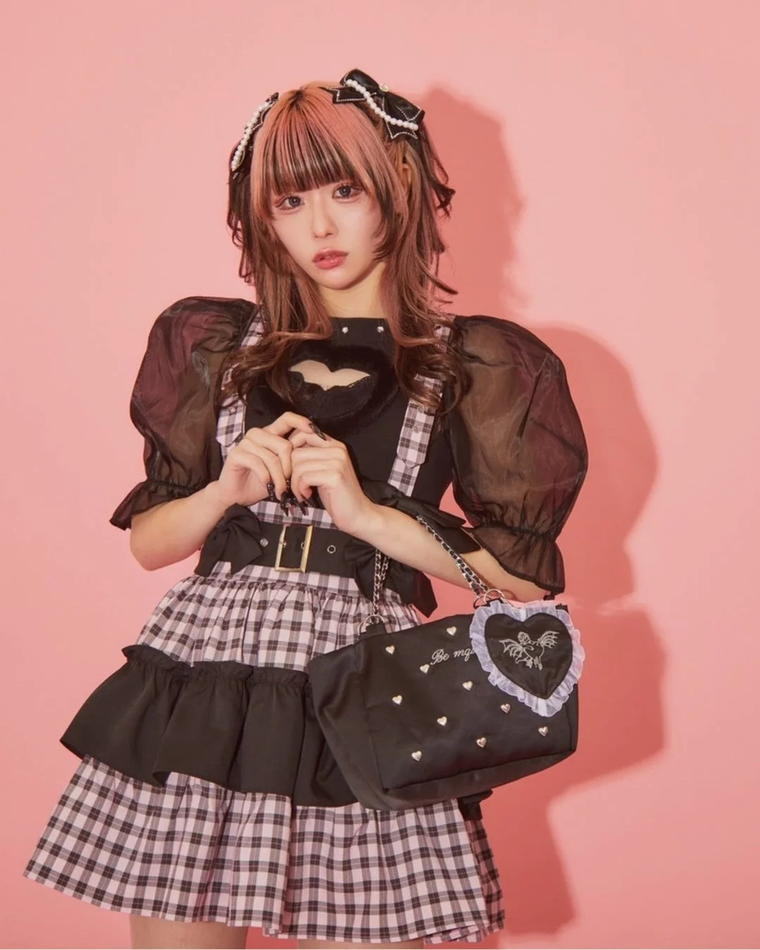 ピンクヘアの女性モデル