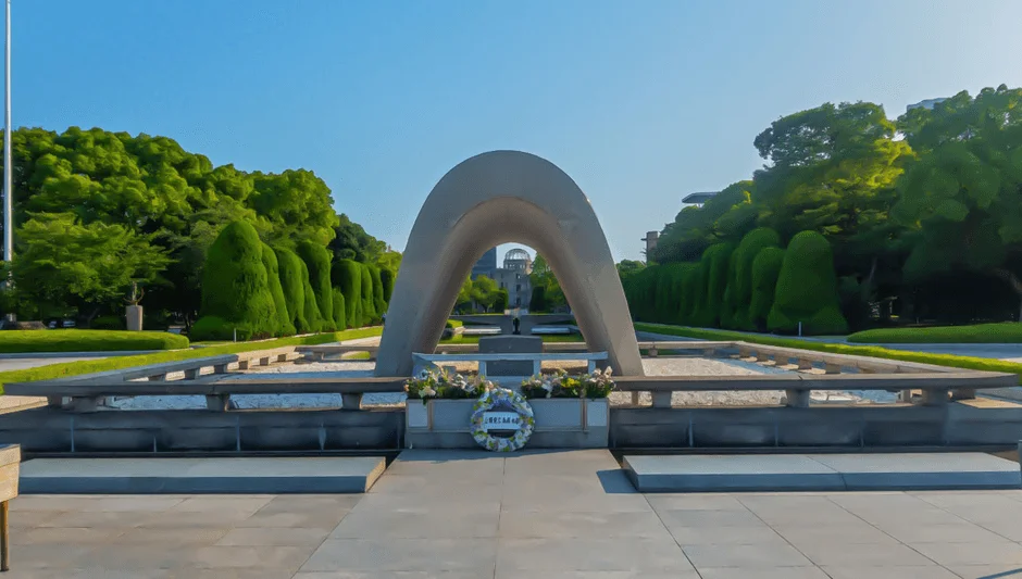 平和記念公園の慰霊碑と原爆ドーム
