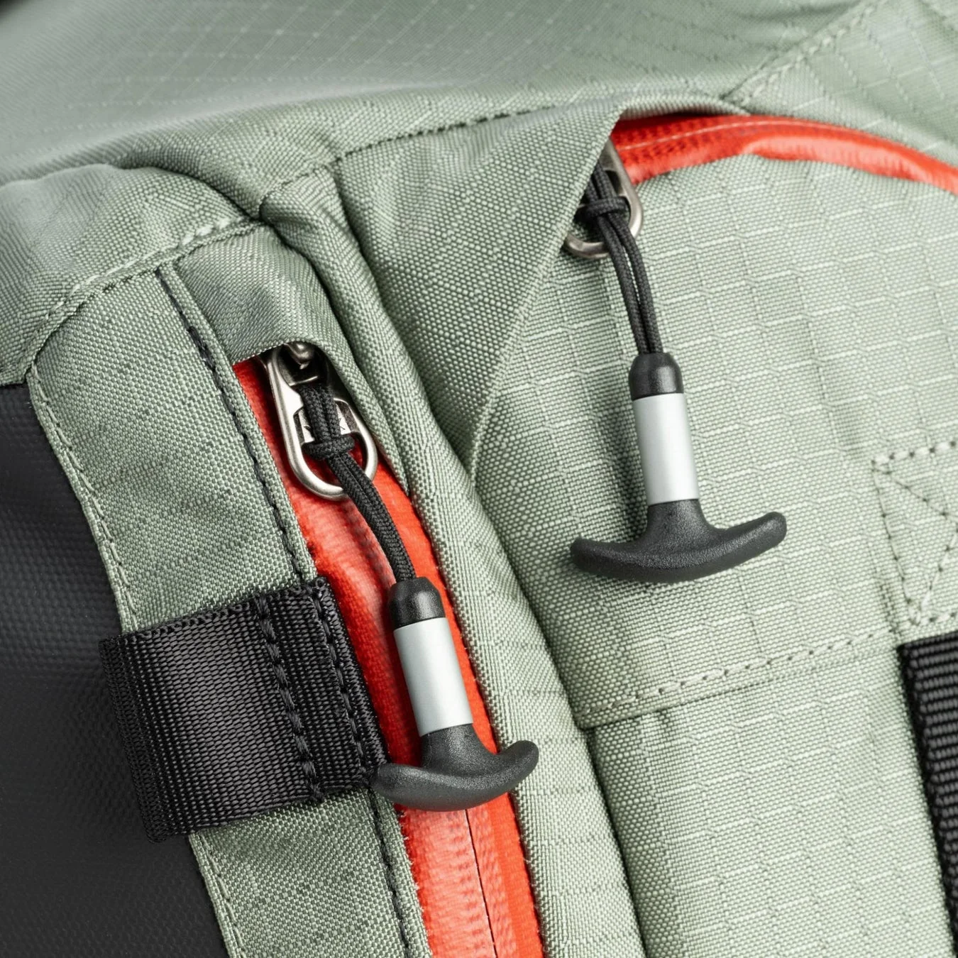 バッグのジッパー部分のクローズアップ