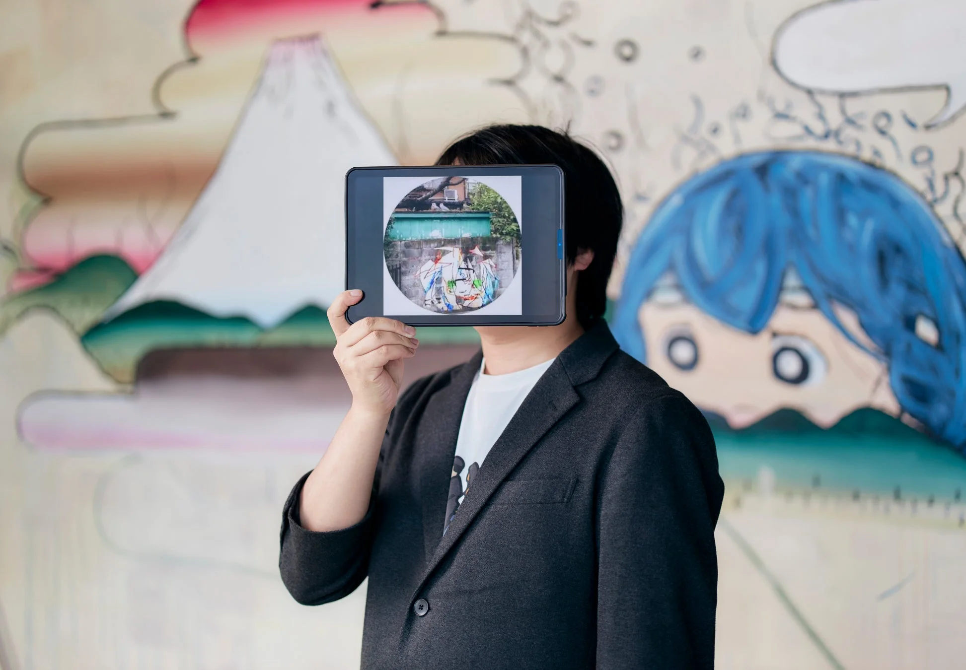 アーティストのポートレートと作品