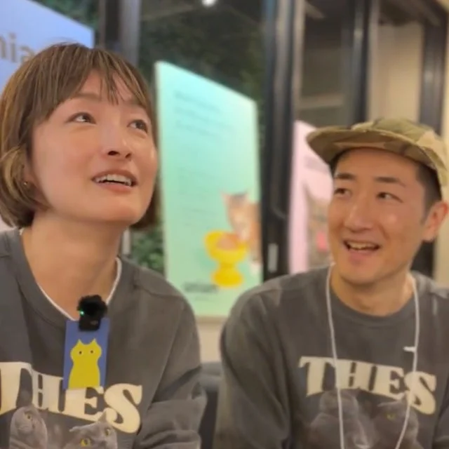 猫のイラスト入りスウェットを着た男女