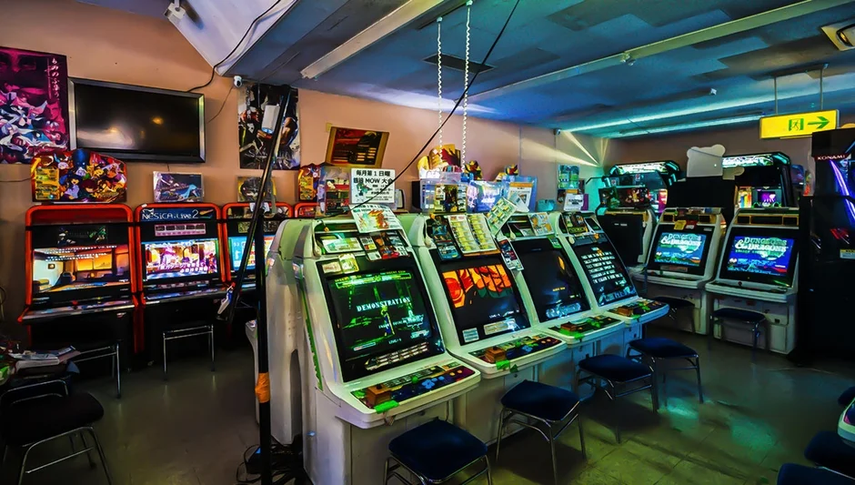 レトロなゲームセンターの店内