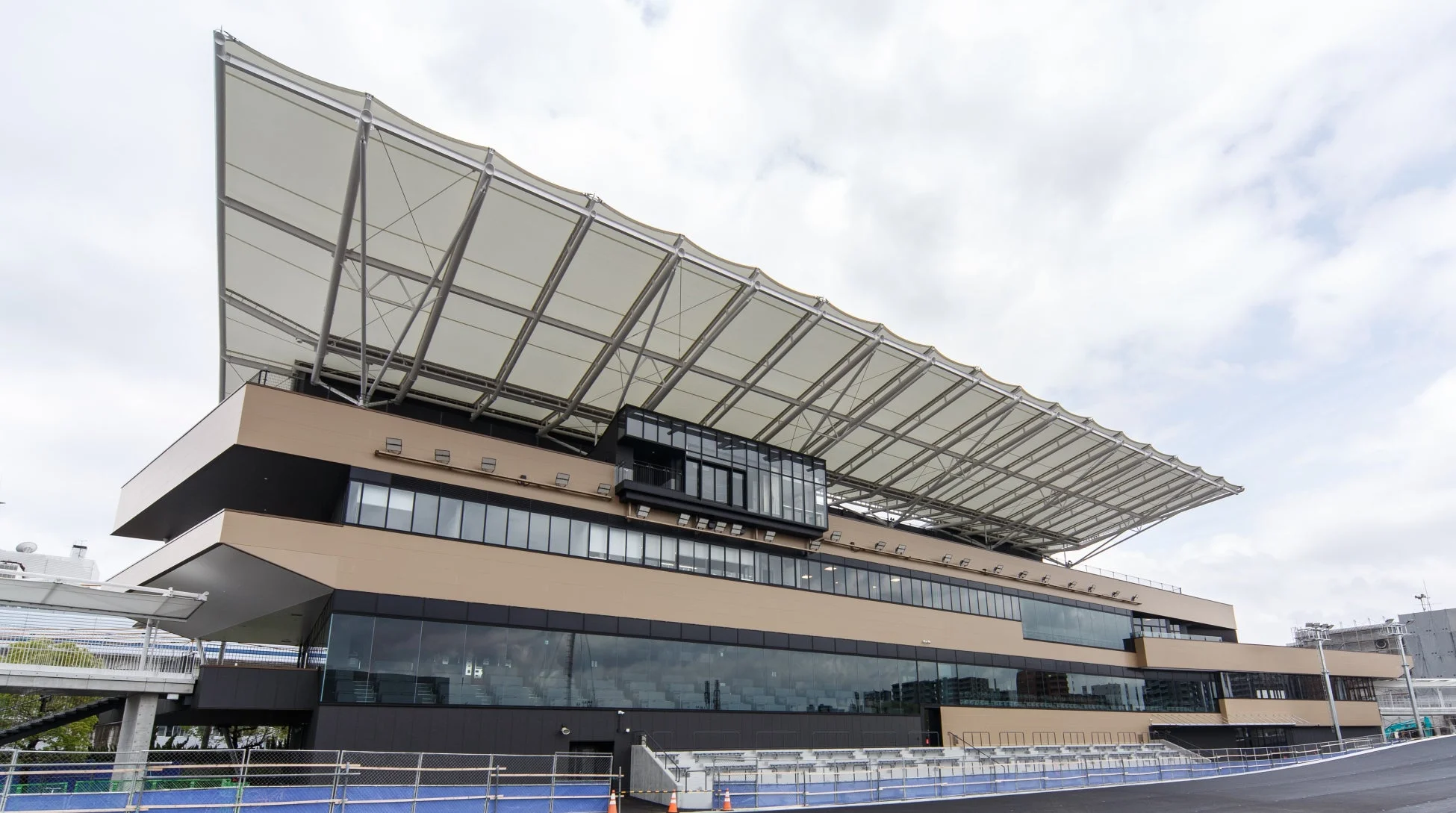 スタンド棟外観