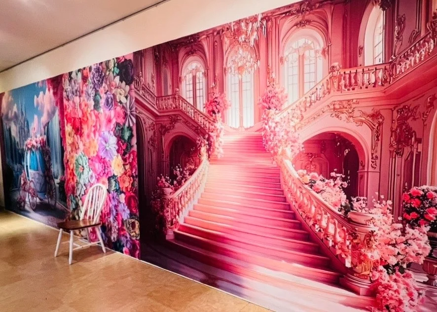 ピンクの階段と馬車の壁画が描かれた空間