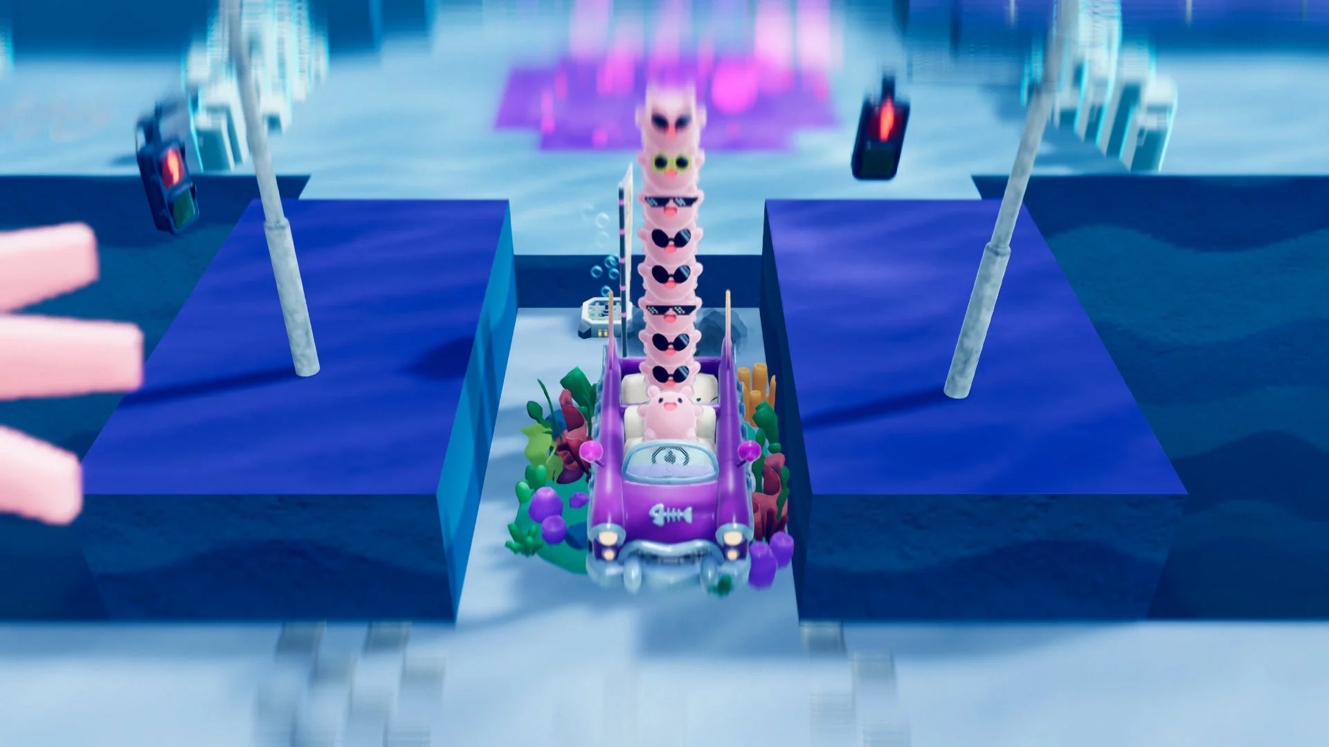 ピンク色のキャラクターが運転する紫色のカートが、水中を思わせるカラフルなコースを進んでいます。カートの上にはサングラスをかけたピンクのキャラクターたちが積み重なっており、両側には信号機が見えます。