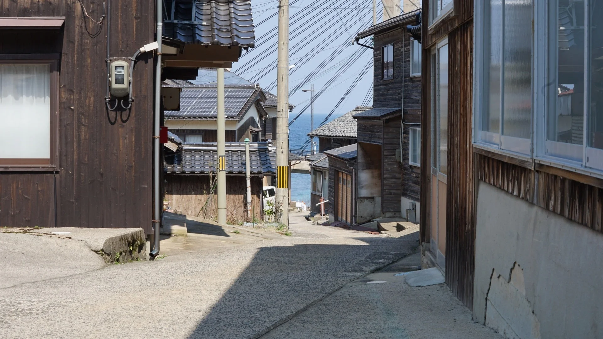 日本の古い街並みと海