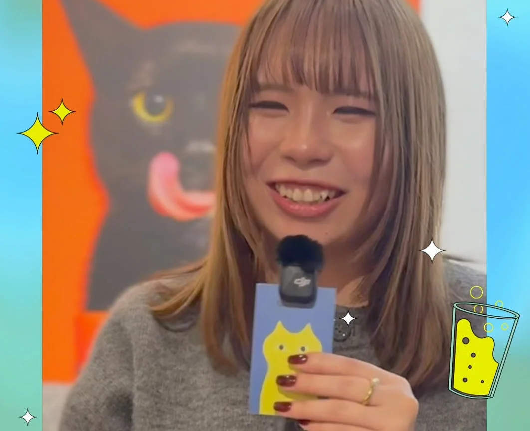 笑顔でマイクを持つ女性