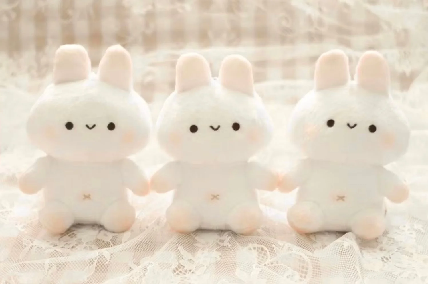 可愛らしい白いふわふわのうさぎのぬいぐるみ