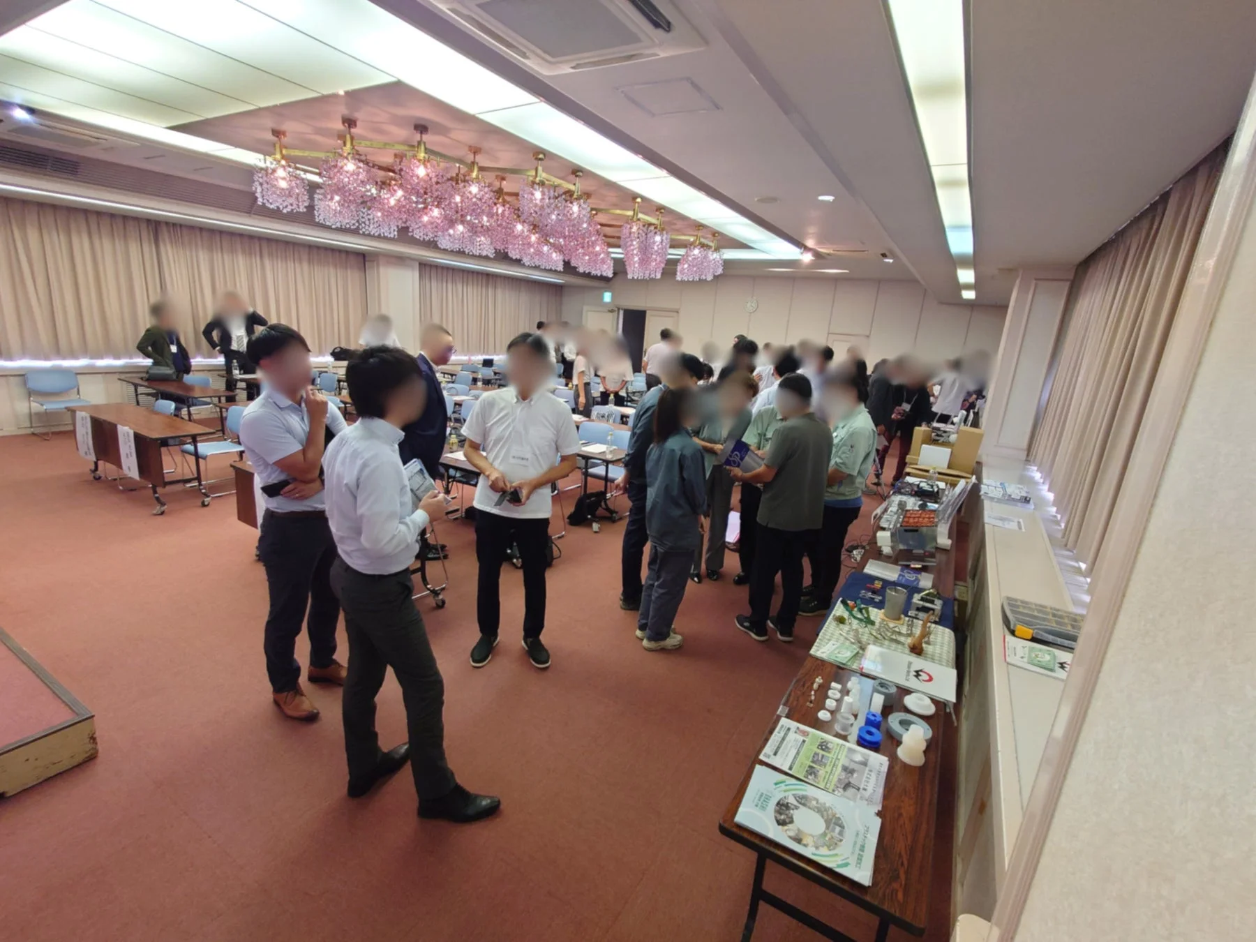 多くの人々が集まり展示された資料を見ながら交流する会場
