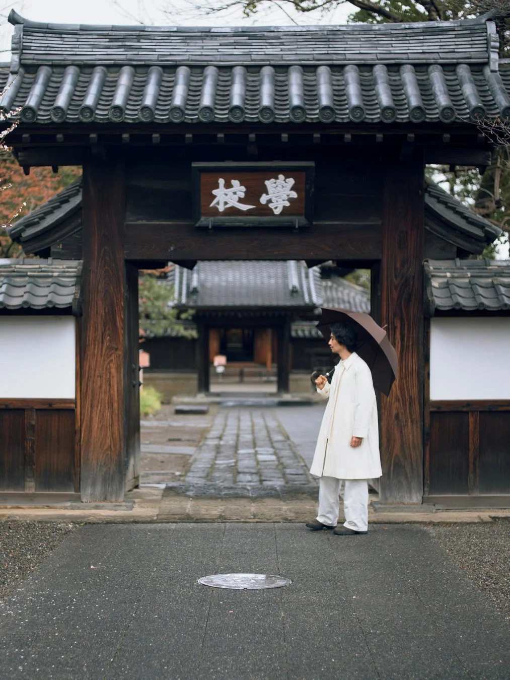 足利学校の門と斎藤工さん