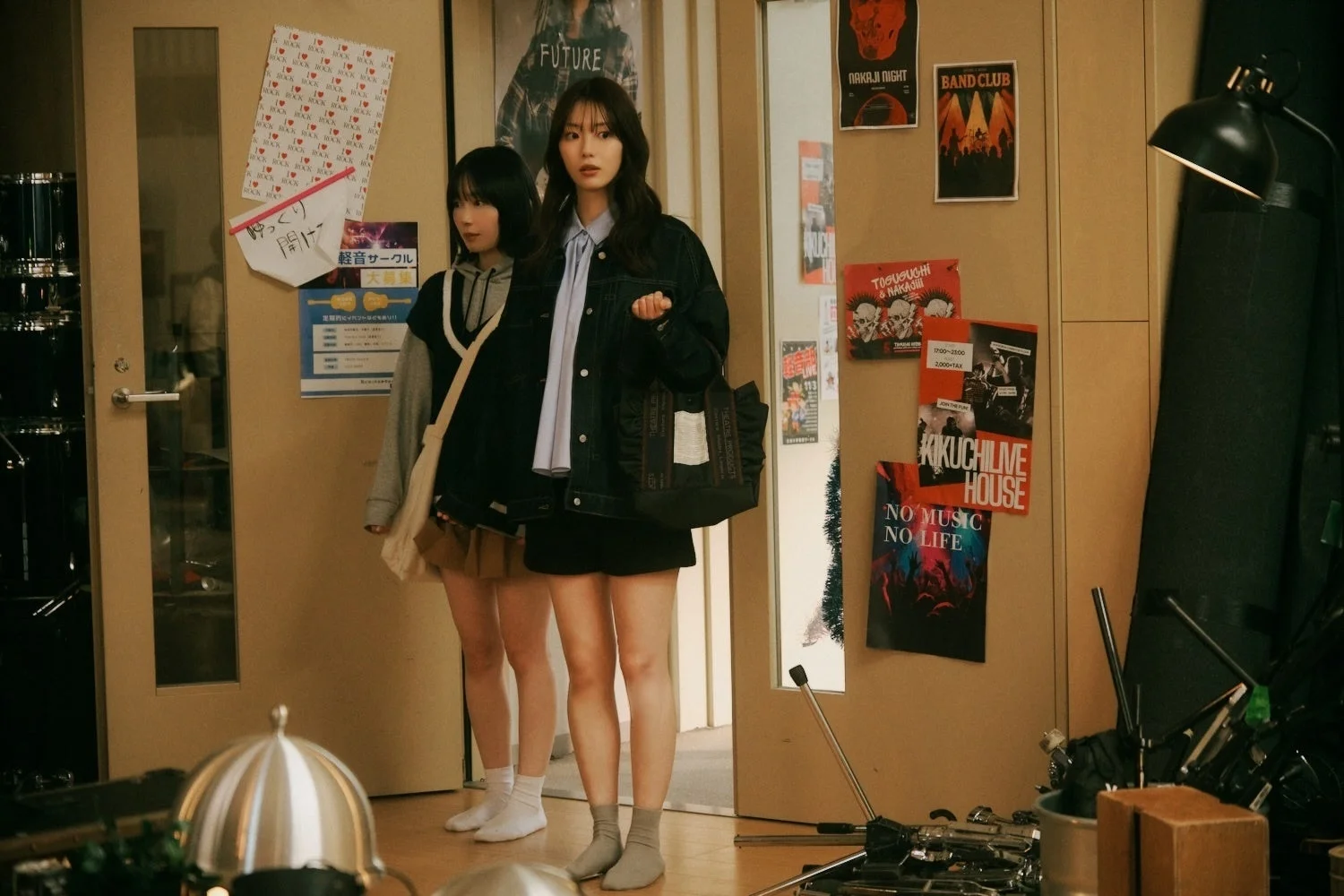 軽音サークルの部室で友人と話すひより