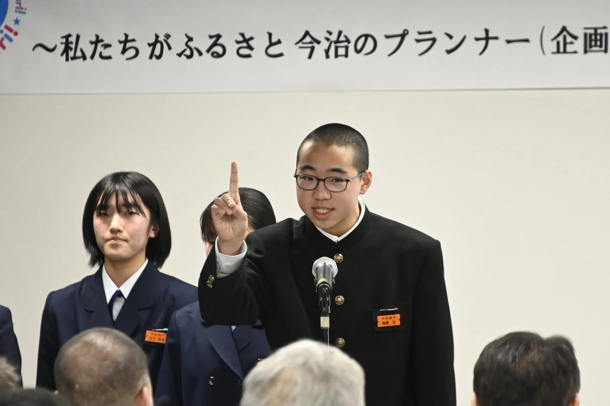 プレゼンテーションを行う今治市立南中学校の男子生徒
