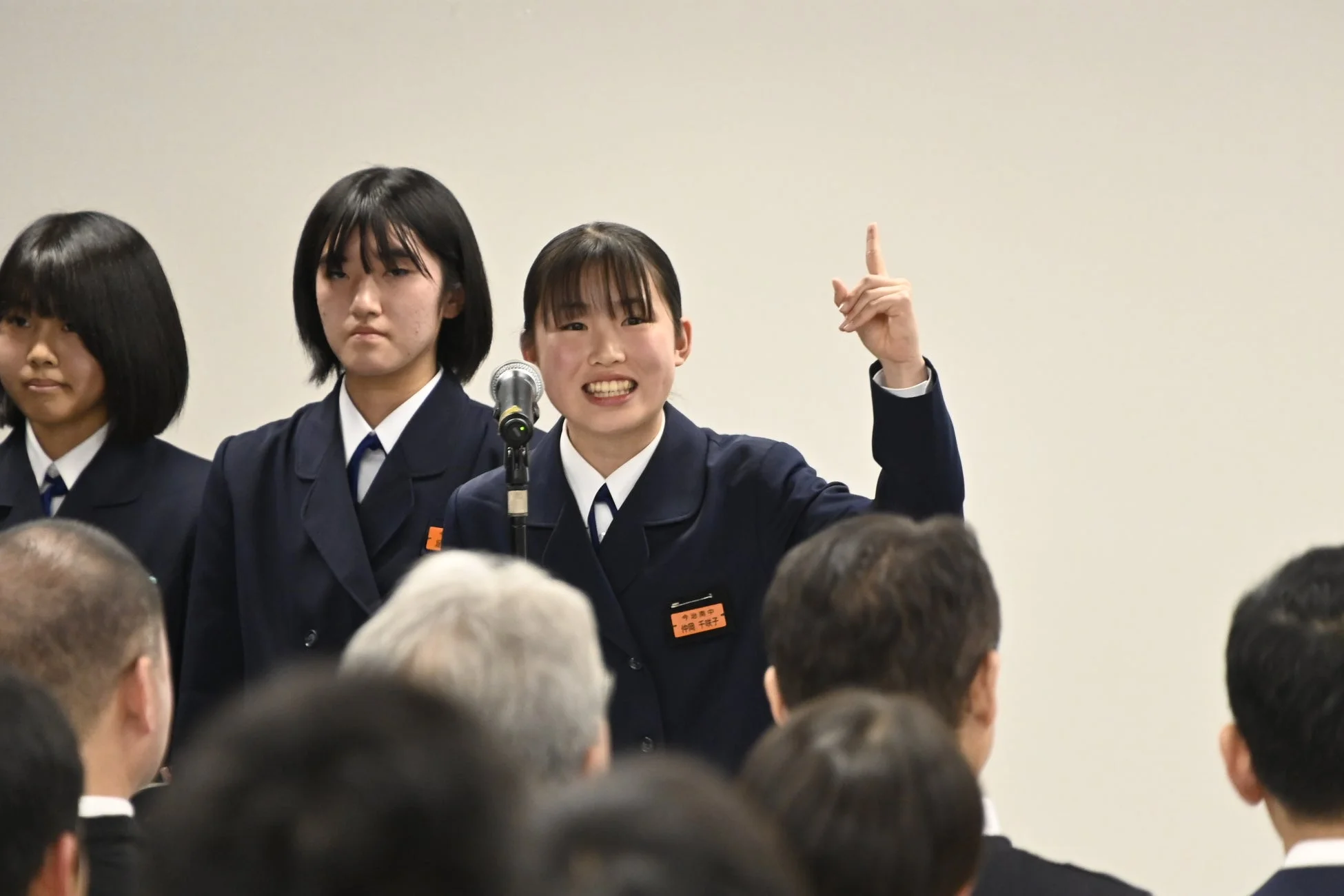 笑顔でスピーチをする今治市立南中学校の女子生徒