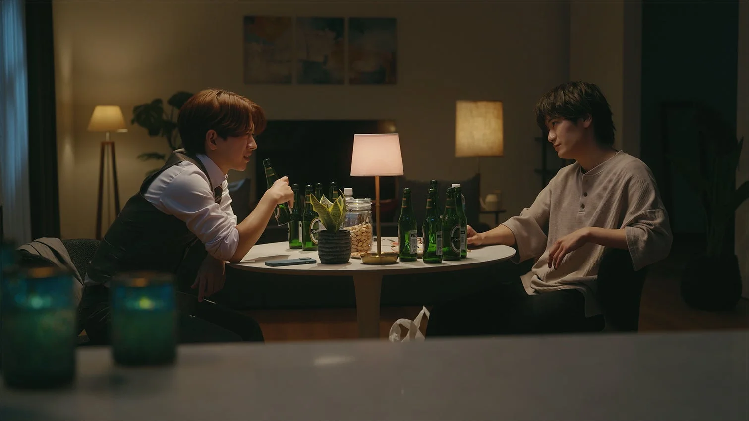 談笑する良と全