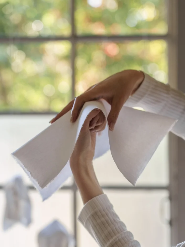 蜜蝋と紙を扱う手