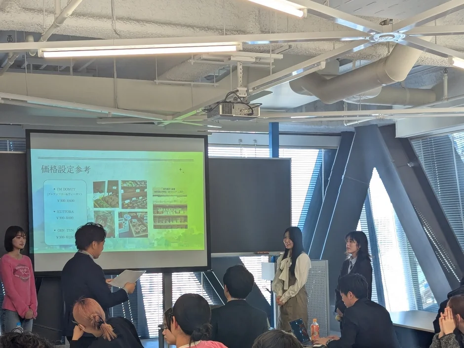 企画内容を説明する学生