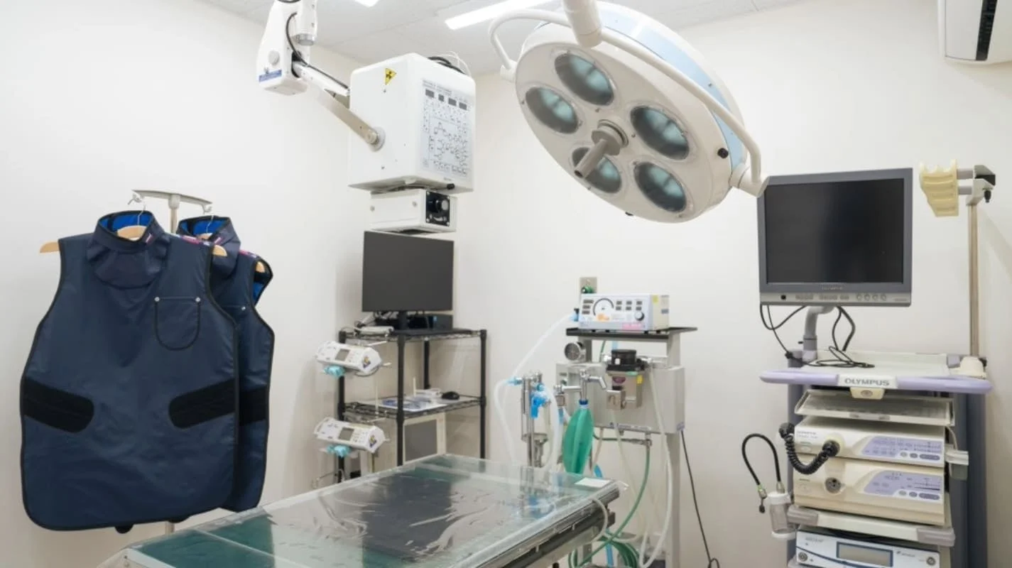 手術台と様々な医療機器が配置された清潔感のある医療施設の一室