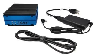 青と黒の筐体を持つ小型電子機器「SiMa」と電源アダプター