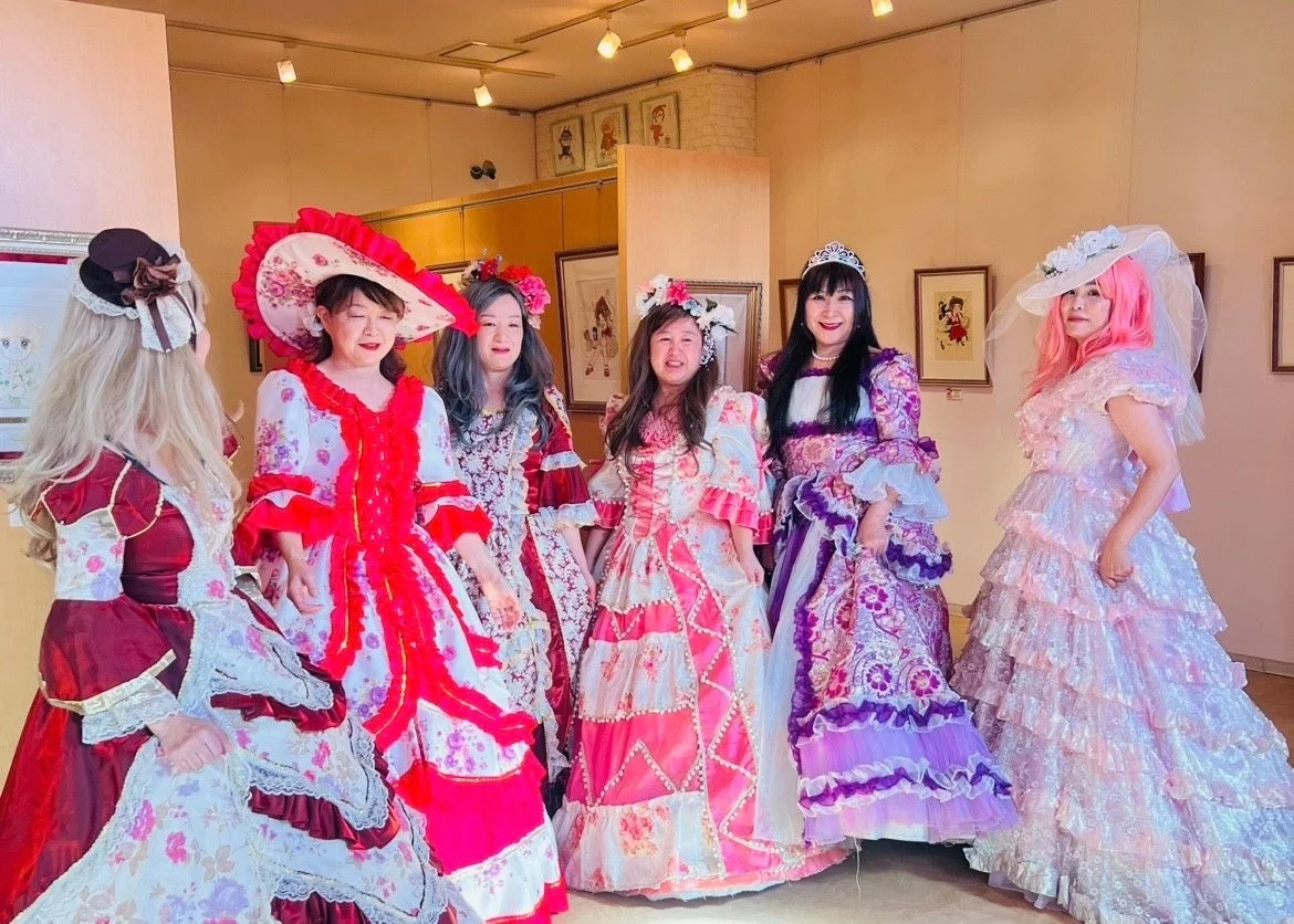 華やかなドレスを身につけた女性たちのグループ写真