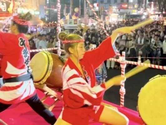 和太鼓を力強く演奏する人々