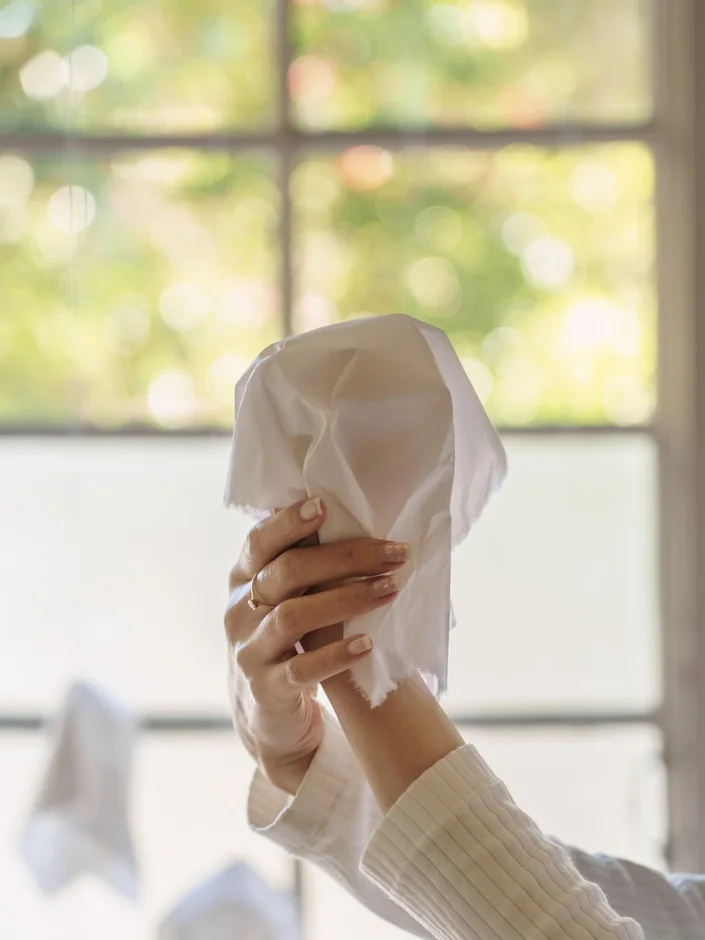 蜜蝋と紙を扱う手