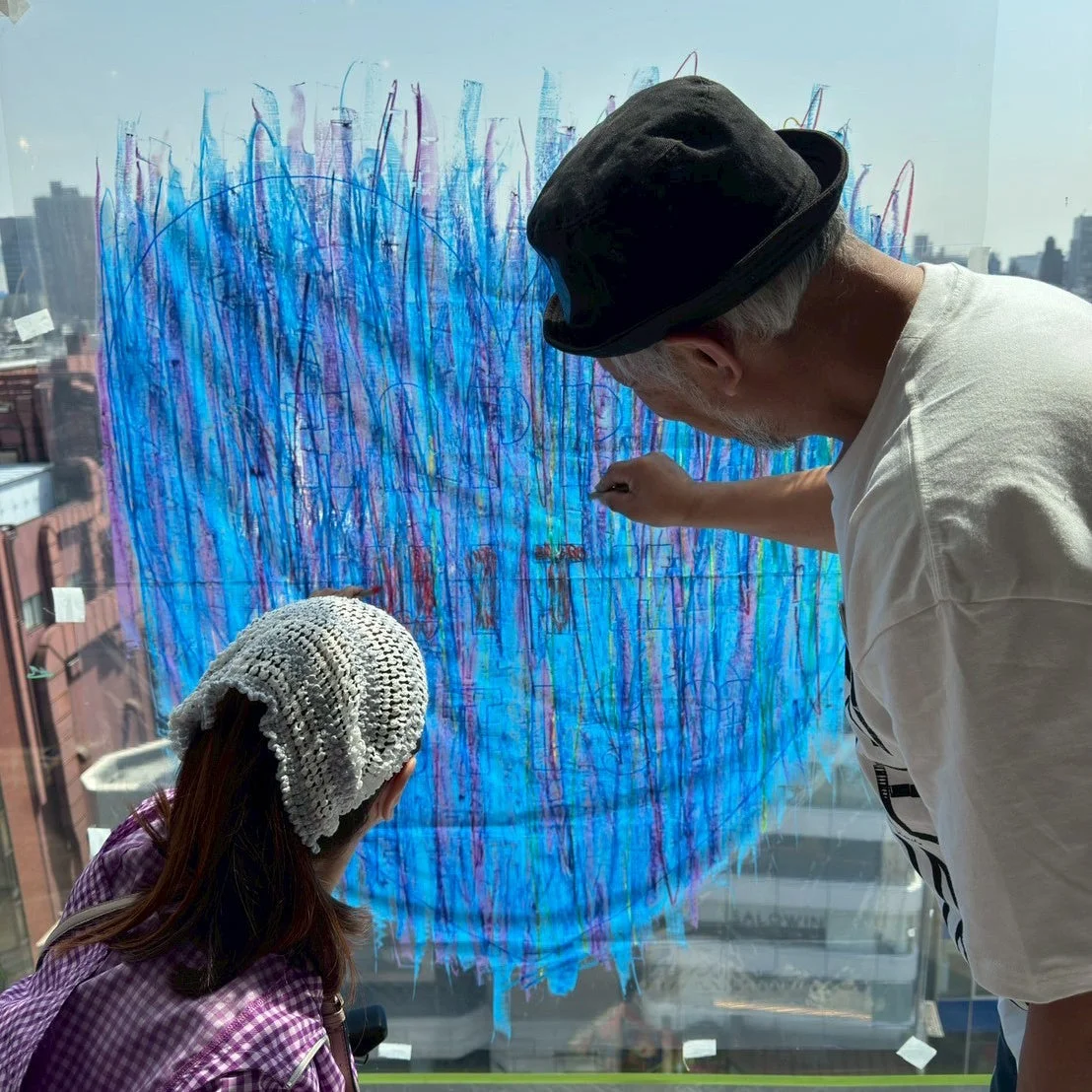 窓ガラスに描くアーティストの画像