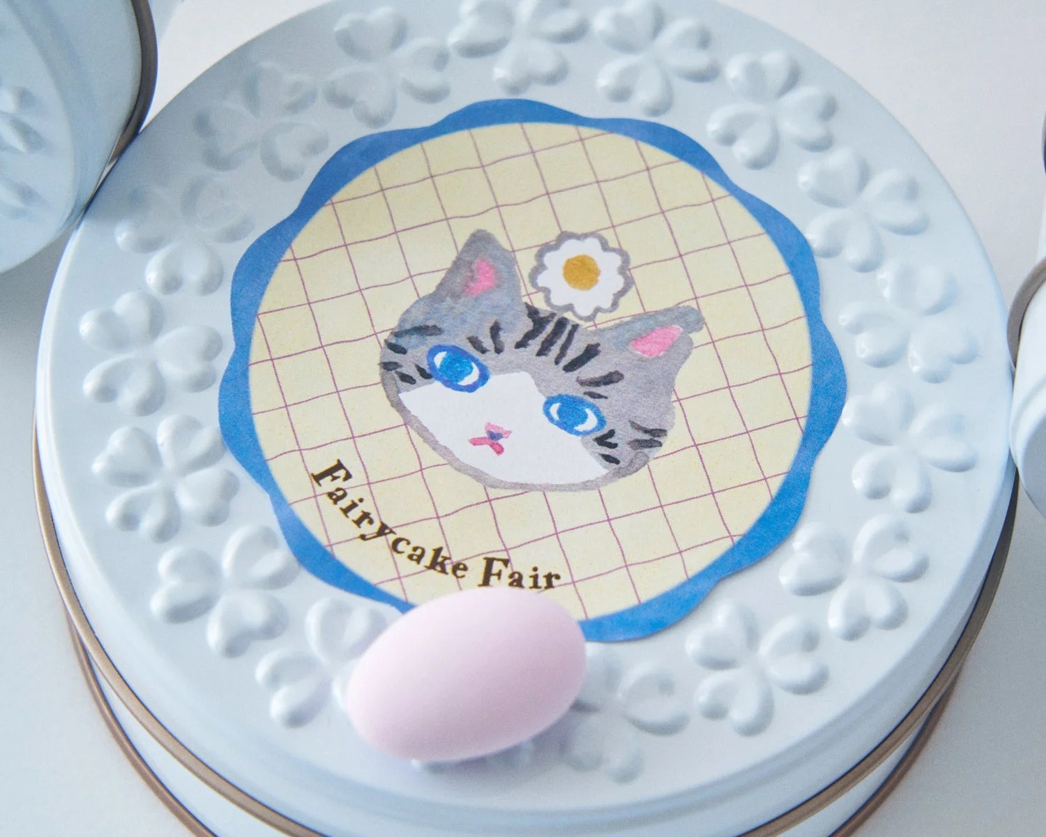 様々なデザインのネコドラジェ缶