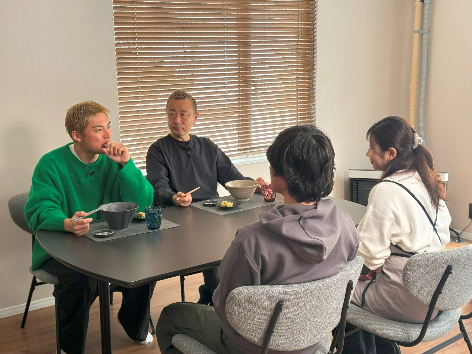 食事をしながら会話する人々