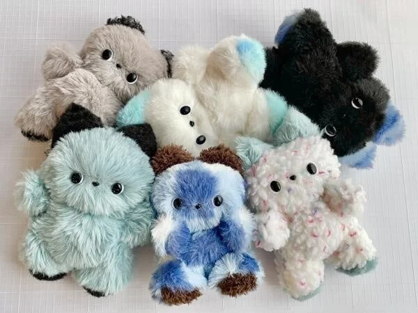 カラフルな猫のぬいぐるみ