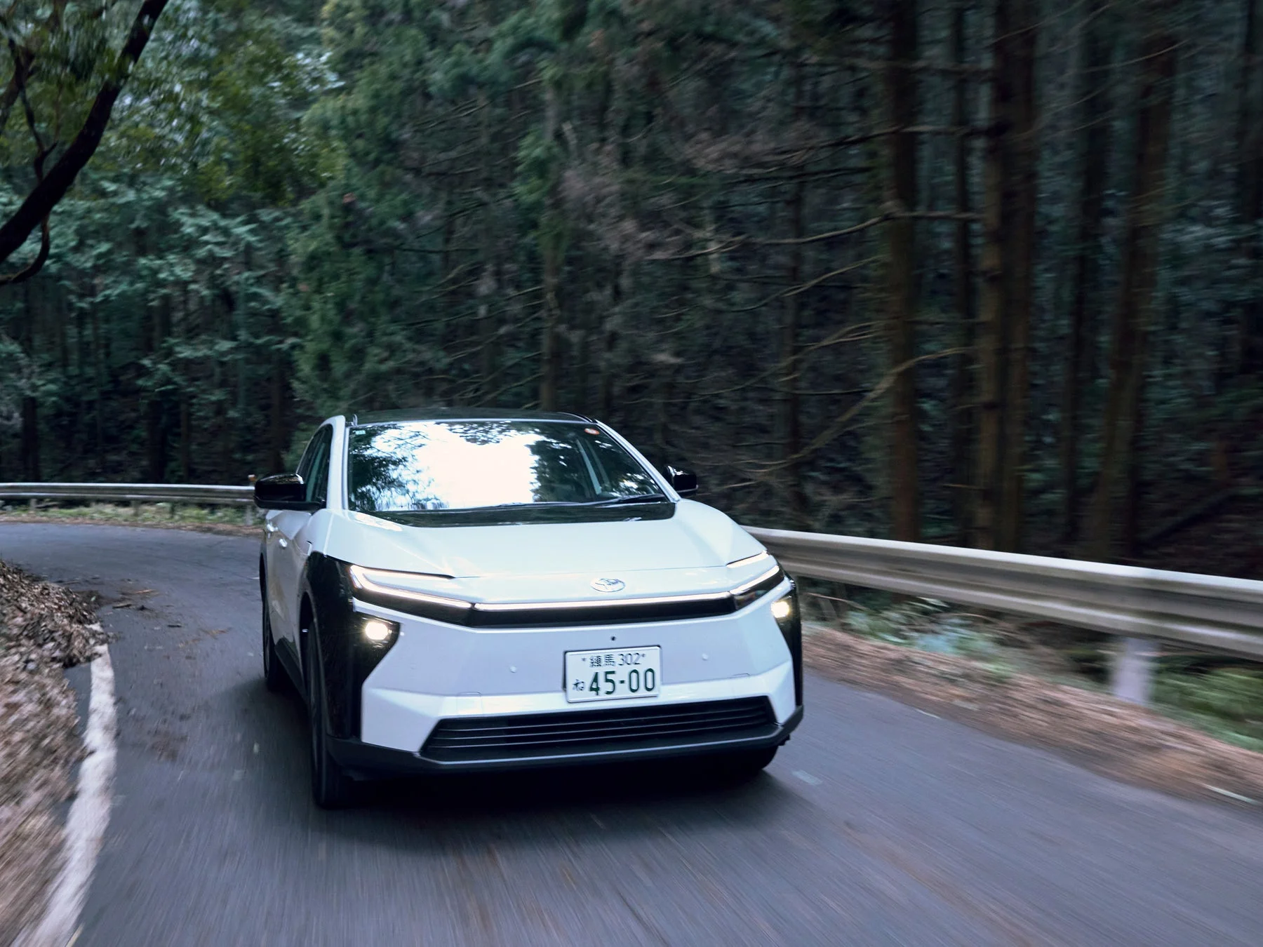 森の中を走るbZ4X