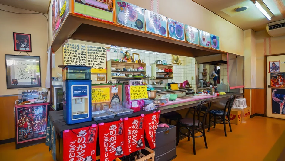 日本の食堂の店内風景