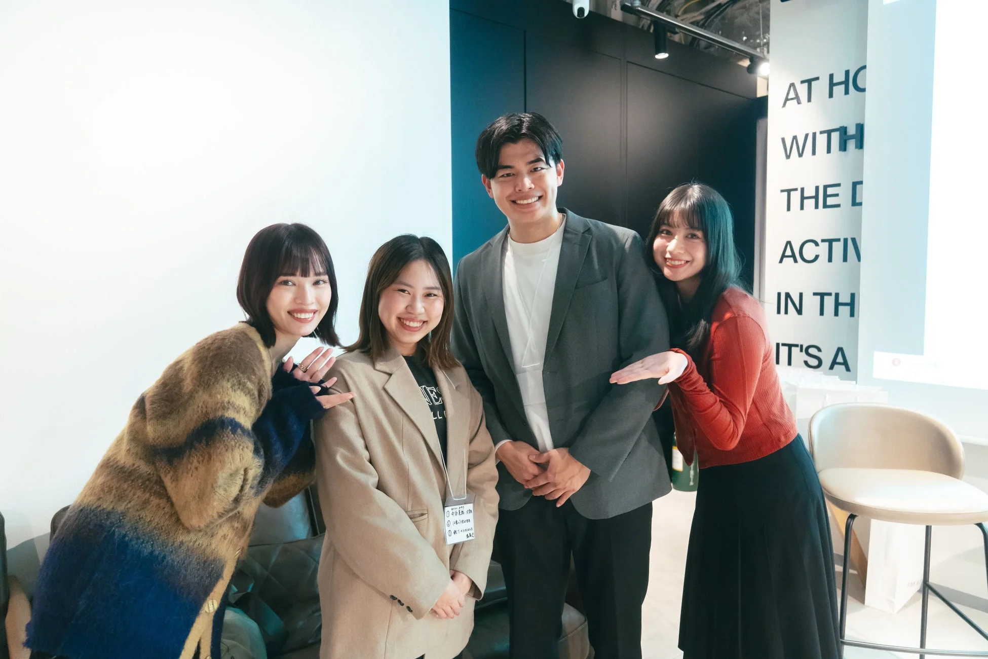 イベントで交流する若者たち