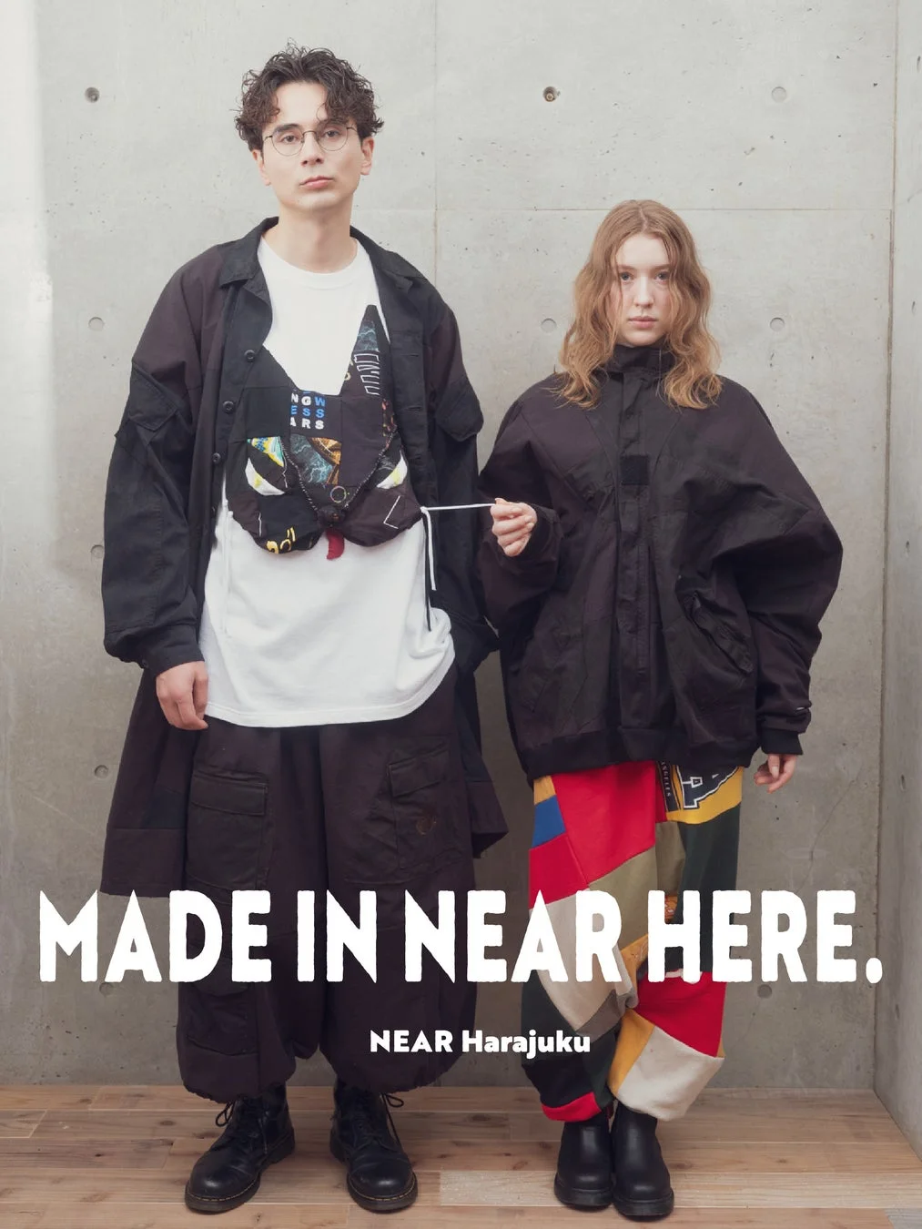 LOWRUNDERのアイテムを着用するモデル