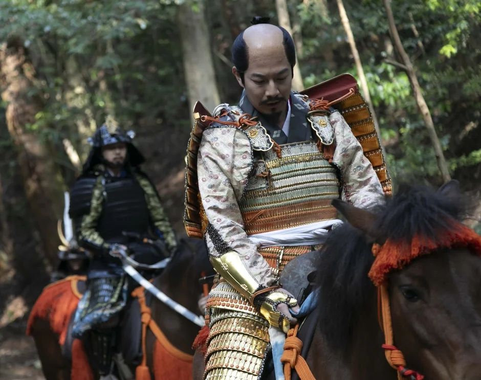 森林の中の武士と馬