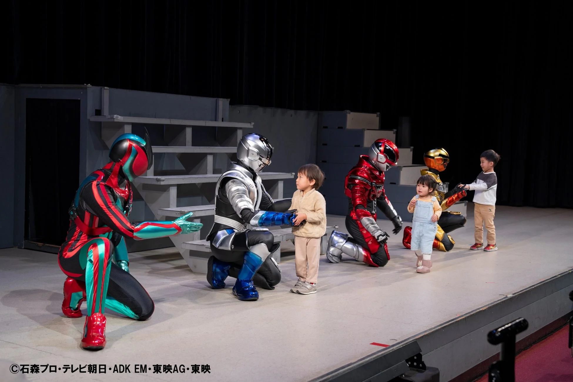 ヒーローと子供たちの握手会