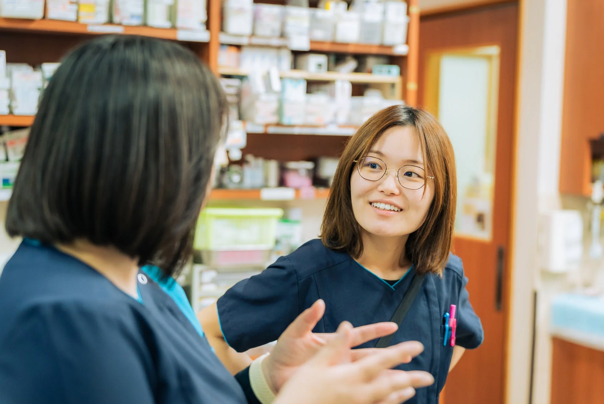 クリニックで話す医療従事者