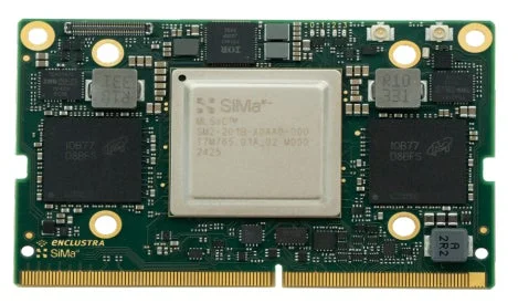 SiMa.aiのMLSoCチップを搭載した緑色の回路基板（SoM）