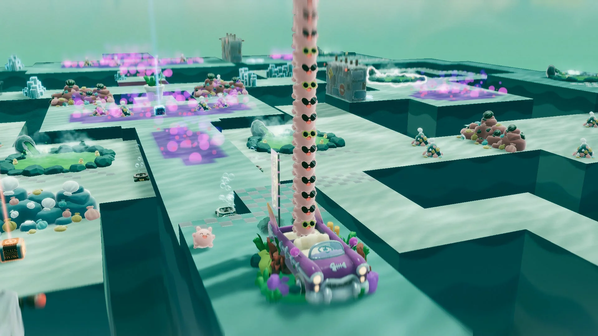 ピンクのキャラクターが積み重なり、紫色の車に乗って迷路のようなステージを進む3Dゲーム画面。光る紫の要素や温泉、可愛らしい生き物たちが点在する、カラフルでファンタジックな冒険の様子が描かれている。