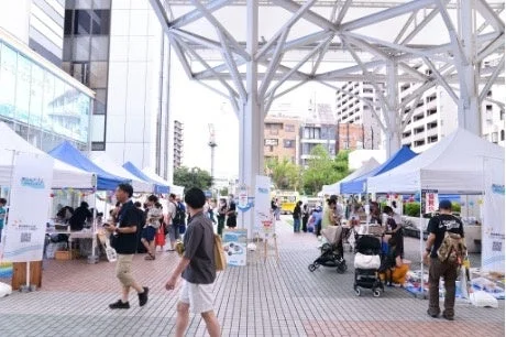 屋外イベントの賑わい