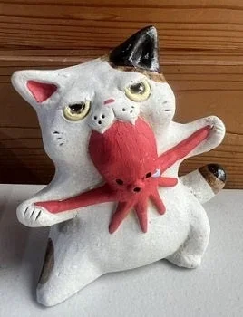 タコを抱えた猫の陶器