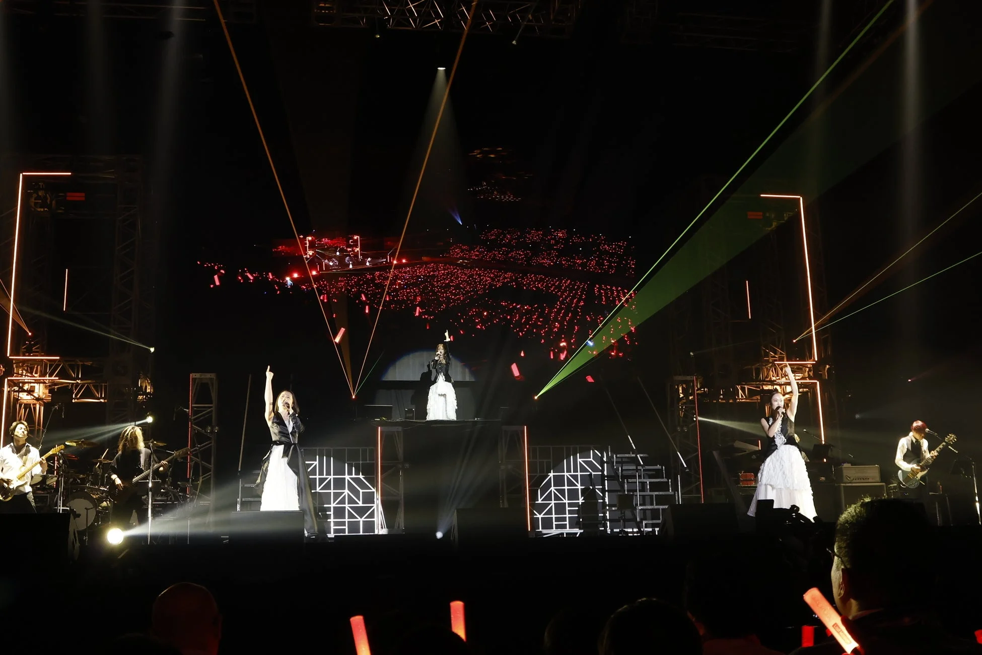 大規模コンサートでパフォーマンスするKalafinaと熱狂する観客