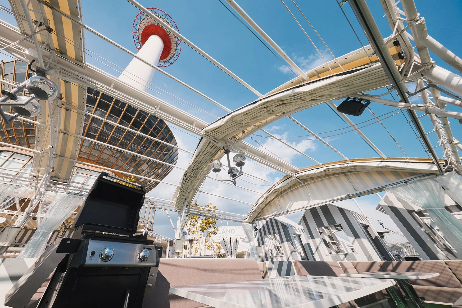 京都タワーを望むルーフトップテラス