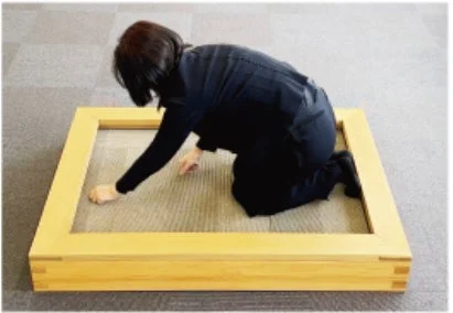 木枠の中でストレッチする女性