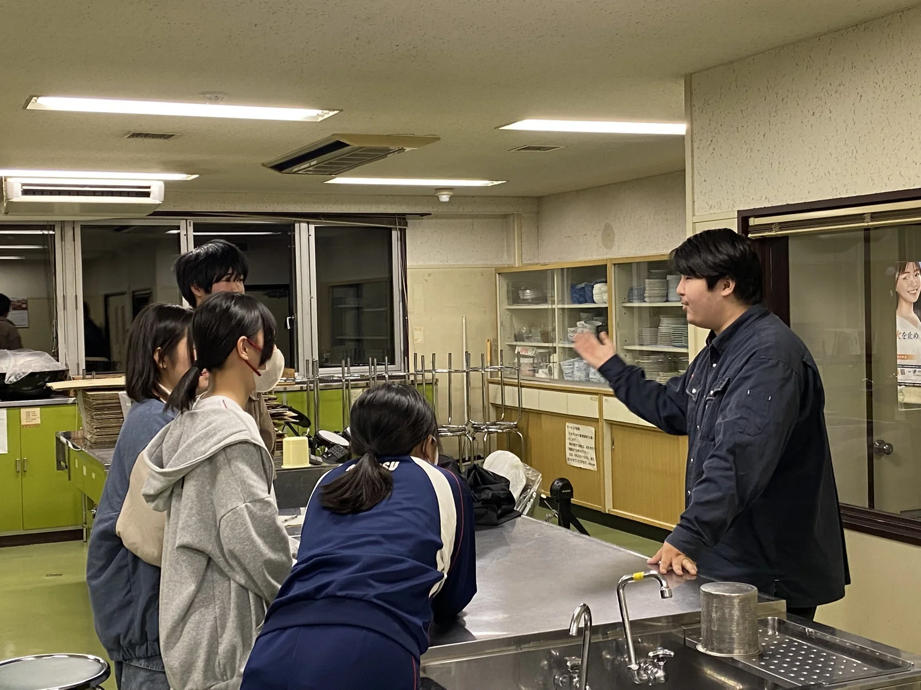 教室で説明を受ける学生たち