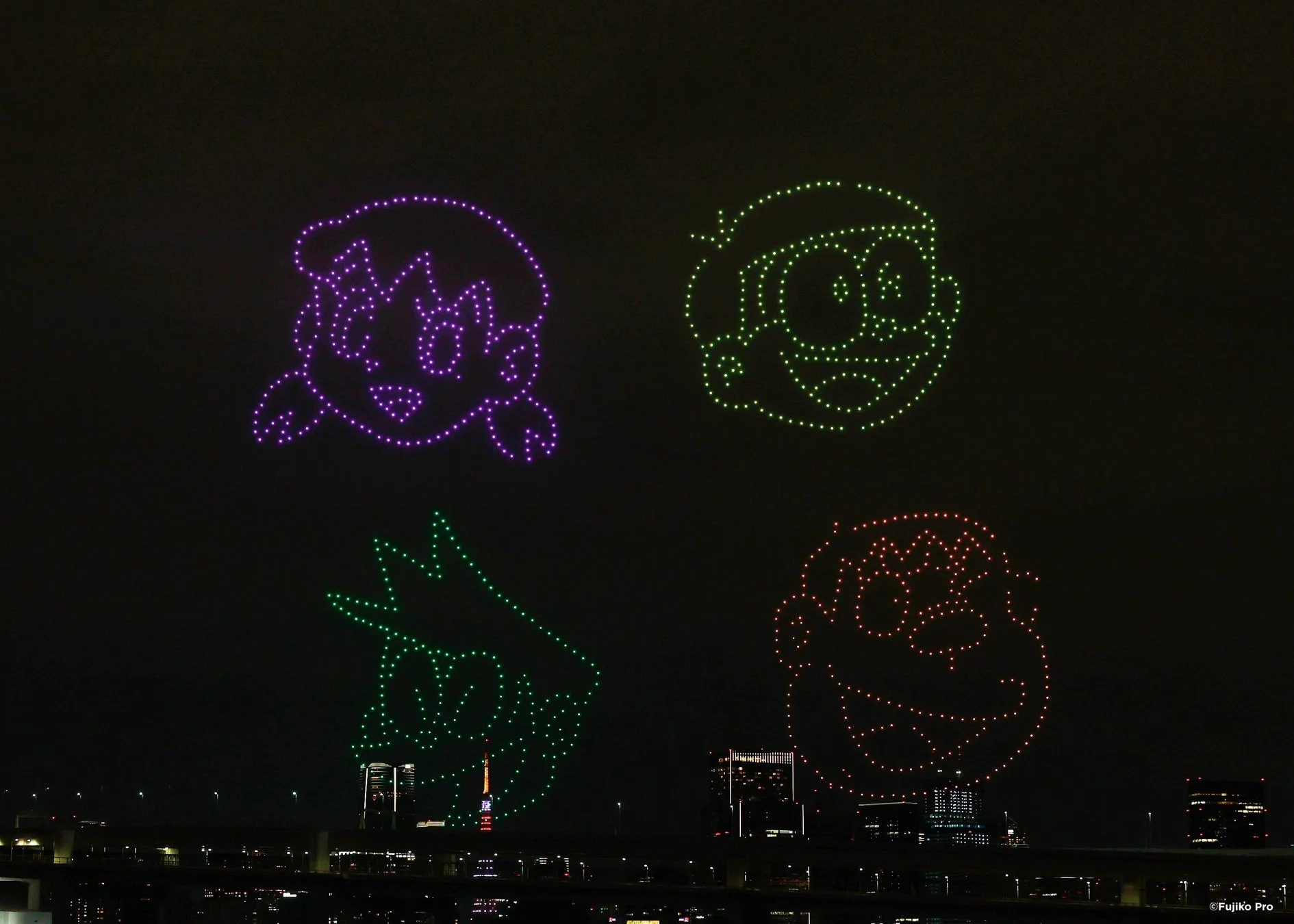 しずか、のび太、スネ夫、ジャイアンの顔がドローンで描かれた光のショー