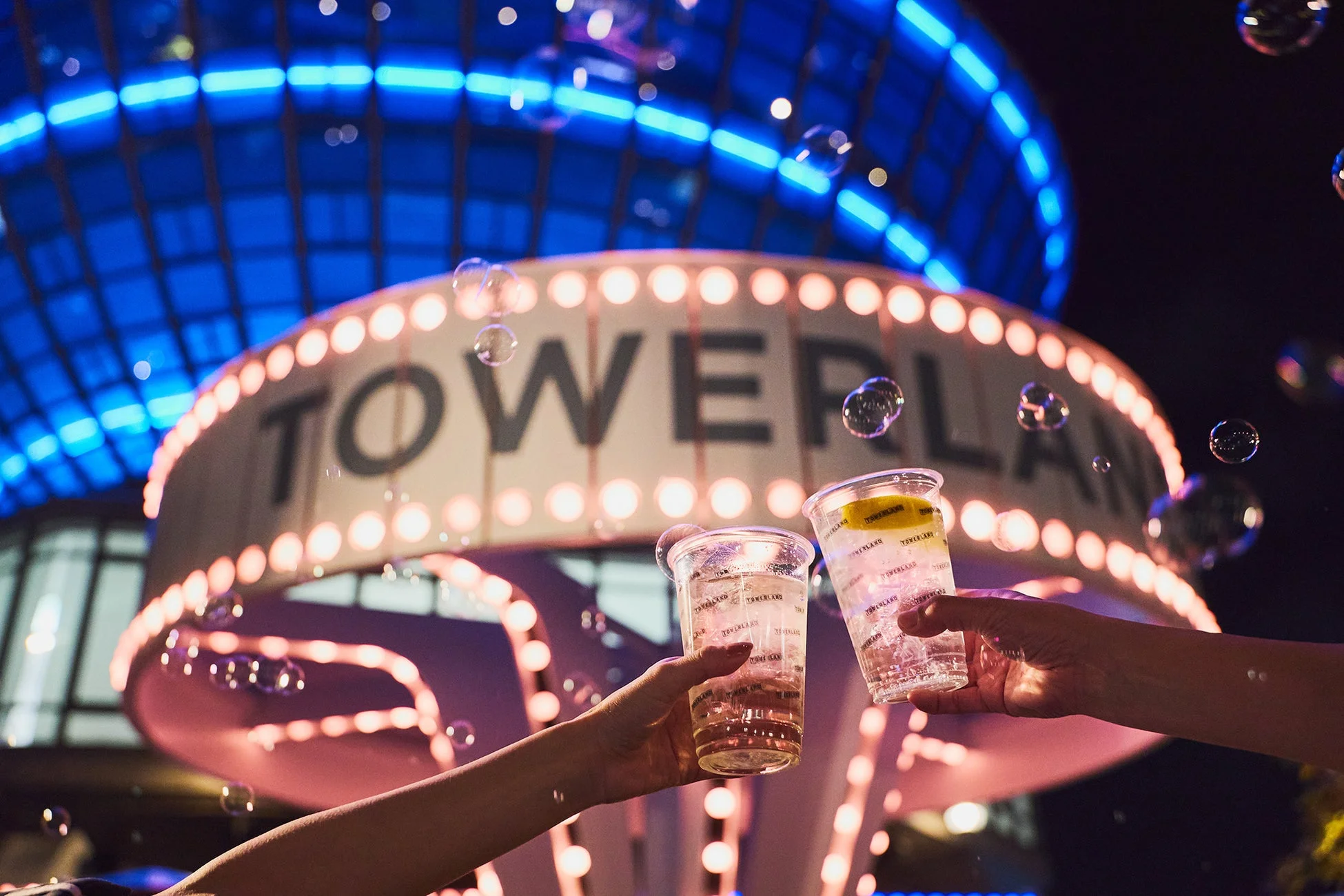 夜のタワーランドで乾杯する様子