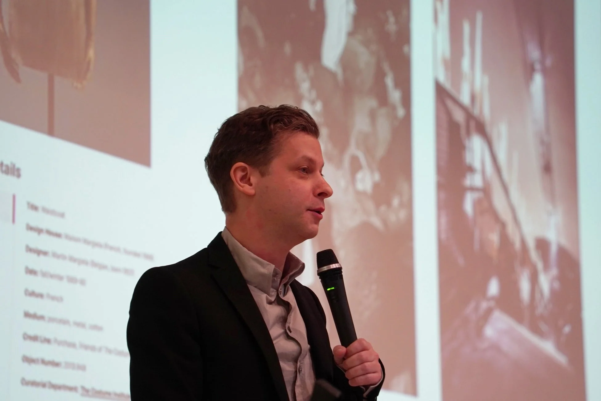 ベンジャミン・シムノーア氏が講演する様子