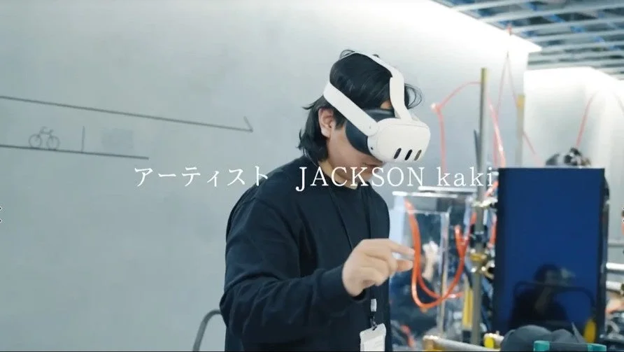 VRヘッドセットを装着して作業するJACKSON kaki氏