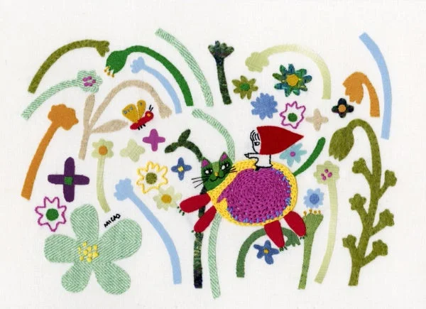 刺繍で描かれた、緑色の猫の背中に赤い頭巾をかぶった人物が乗っている作品